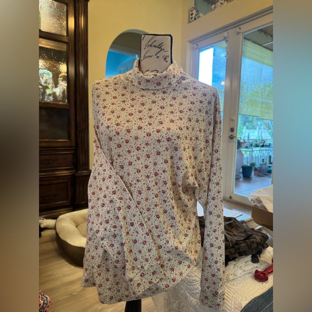 Lauren Brooke 22W awesome top! Like new beautiful!🤩 3/10$
